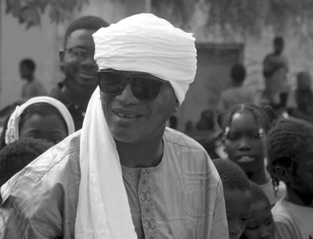 M. Mahamane Alassane Samoura, promoteur du Musée de l’Eau, entouré de visiteurs.