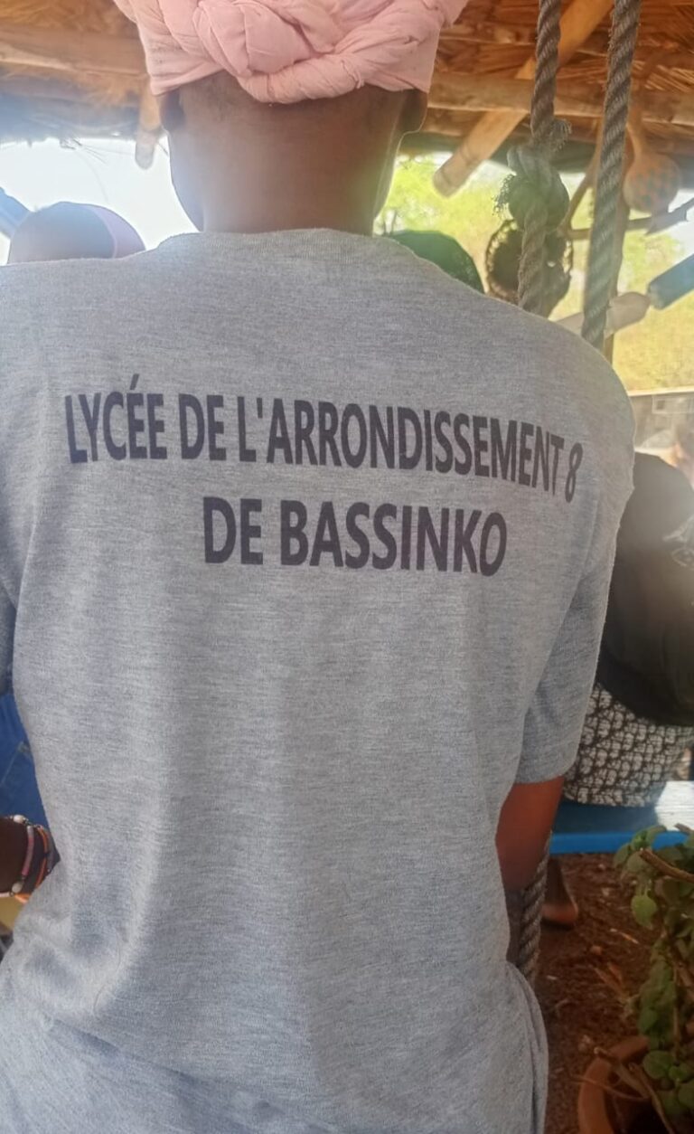 150 Élèves de secondaire de l Arrondissement 8 de Bassinko de Ouagadougou visitent le Musée de l Eau