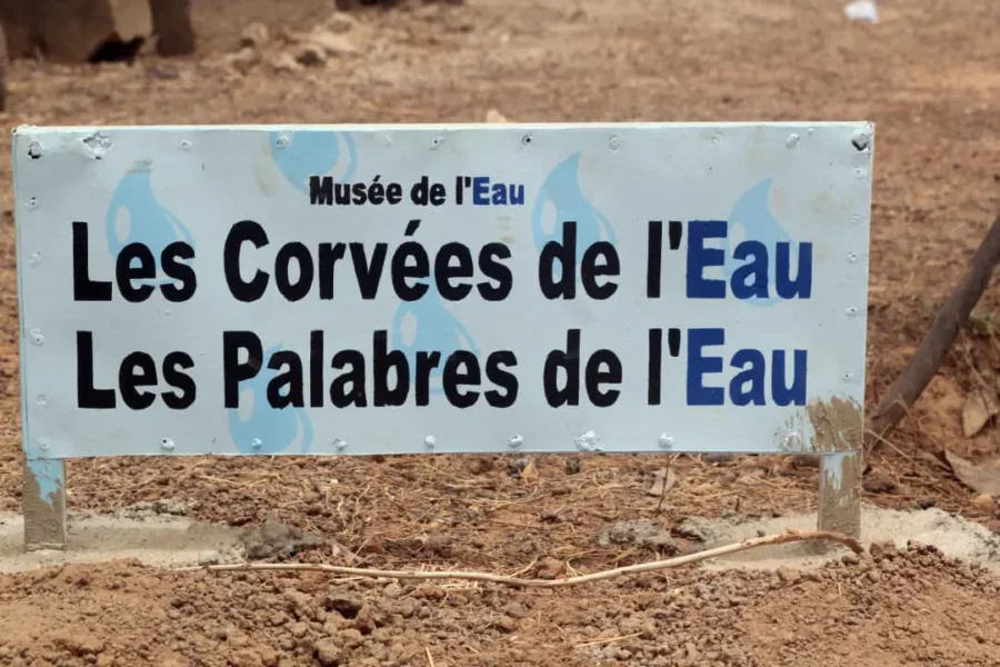 Pancarte : « Les corvées de l’eau, les palabres de l’eau ».