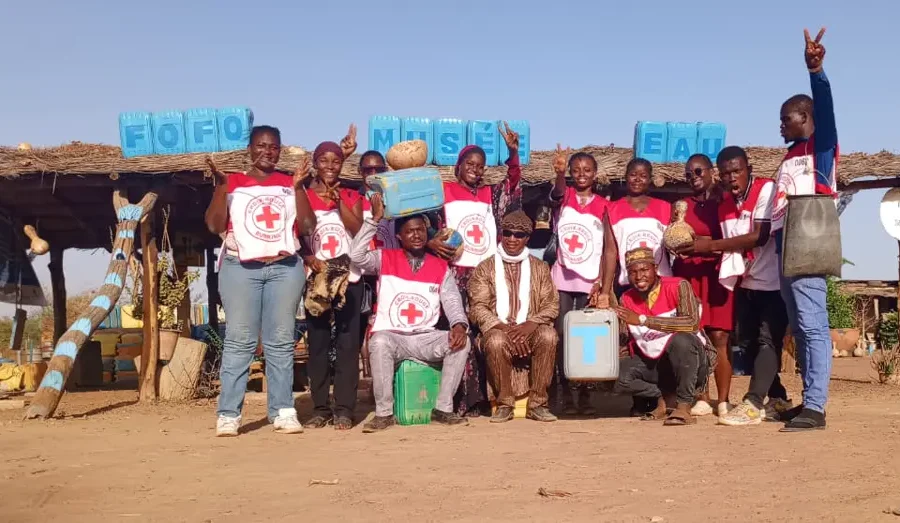 Les volontaires de la Croix-Rouge burkinabè devant l’abri « Musée Eau ».