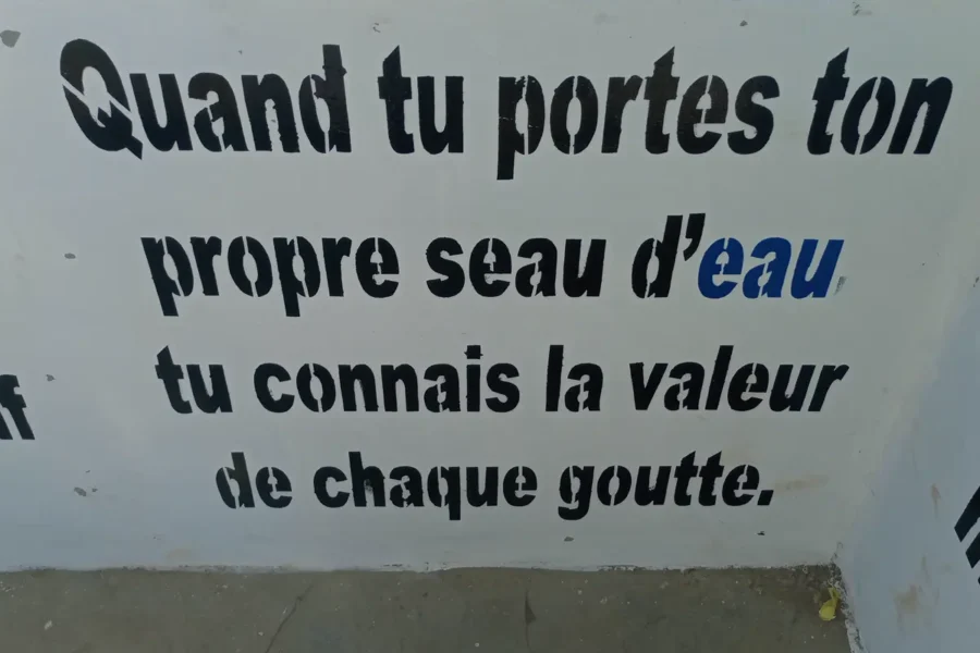 Pancarte du musée : « Quand tu portes ton propre seau d’eau, tu connais la valeur de chaque goutte. »