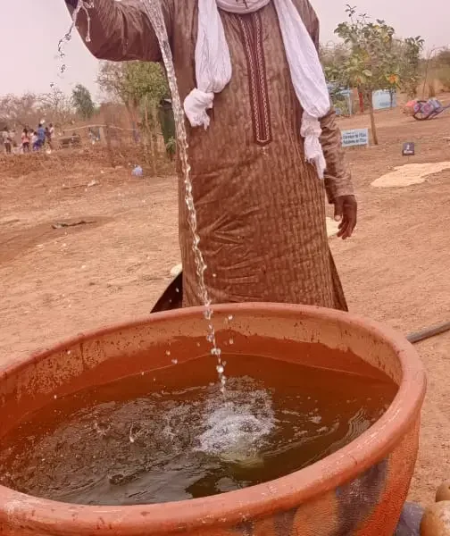 Un filet d’eau versé dans un canari en terre cuite.