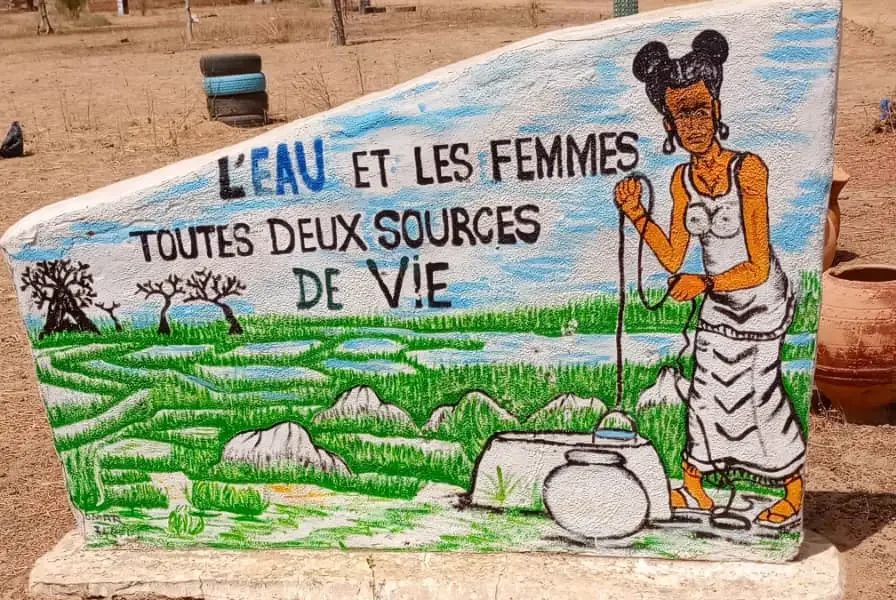 Fresque peinte : « L’eau et les femmes, toutes deux sources de vie ».