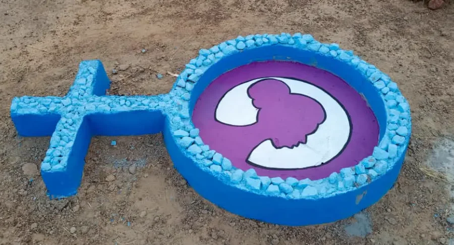 Bassin en forme de H2O avec un portrait de femme peint en violet.