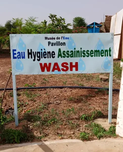 Pancarte du pavillon Eau, hygiène, assainissement (WASH).